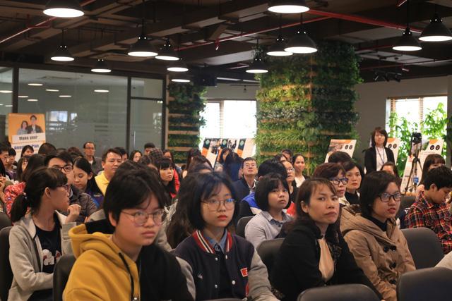 Các bạn học sinh và phụ huynh chăm chú lắng nghe thông tin.